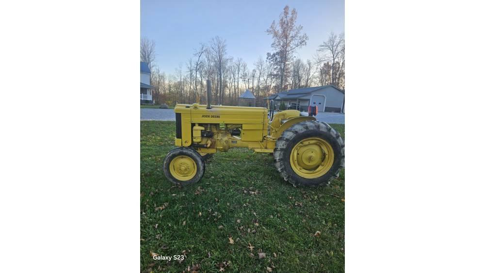 John Deere 40 U الجرارات