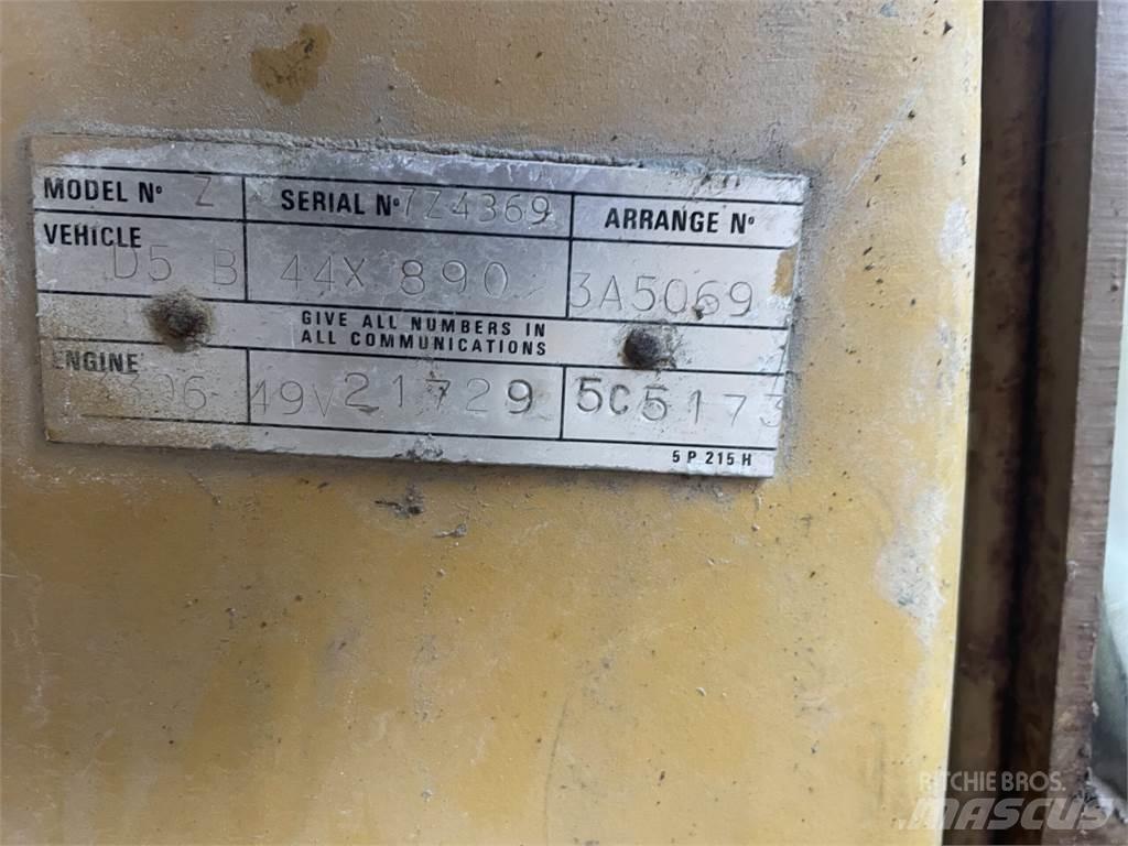 CAT D5B 44x890 بلدوزرات مجنزرة