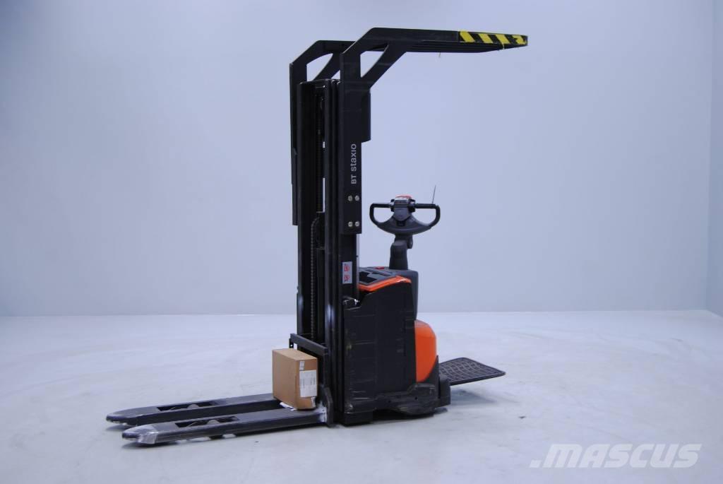 Toyota SWE120 معدات التكديس الجوالة