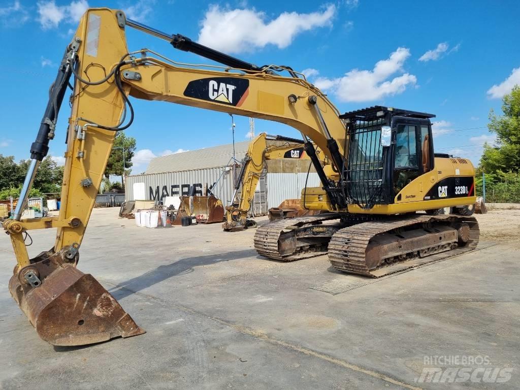 CAT 323 D L حفارات زحافة