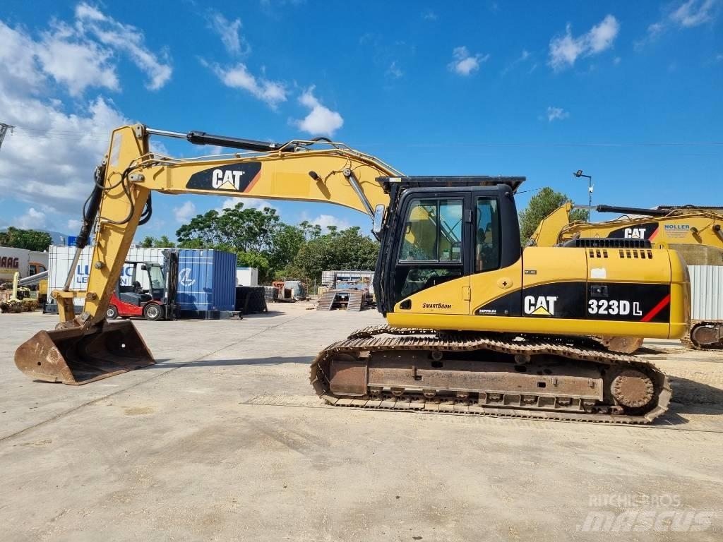 CAT 323 D L حفارات زحافة