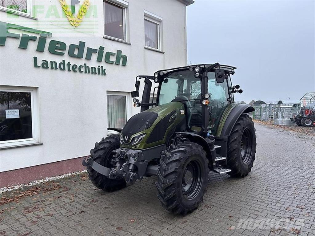 Valtra g135a الجرارات