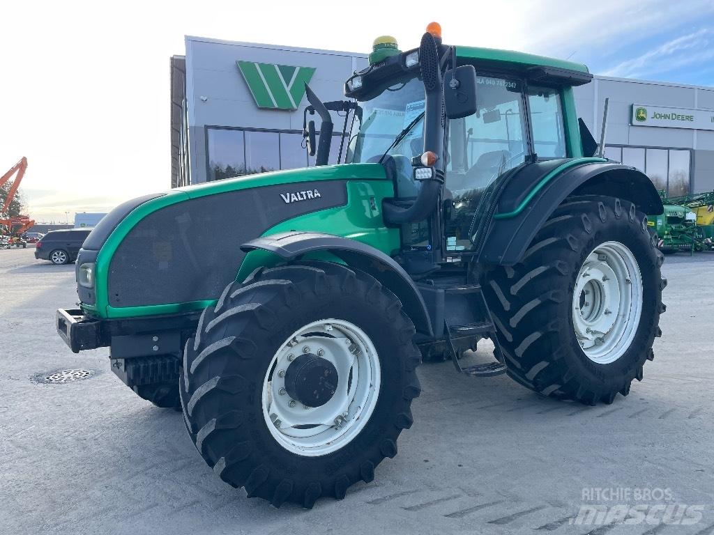 Valtra T 151 الجرارات