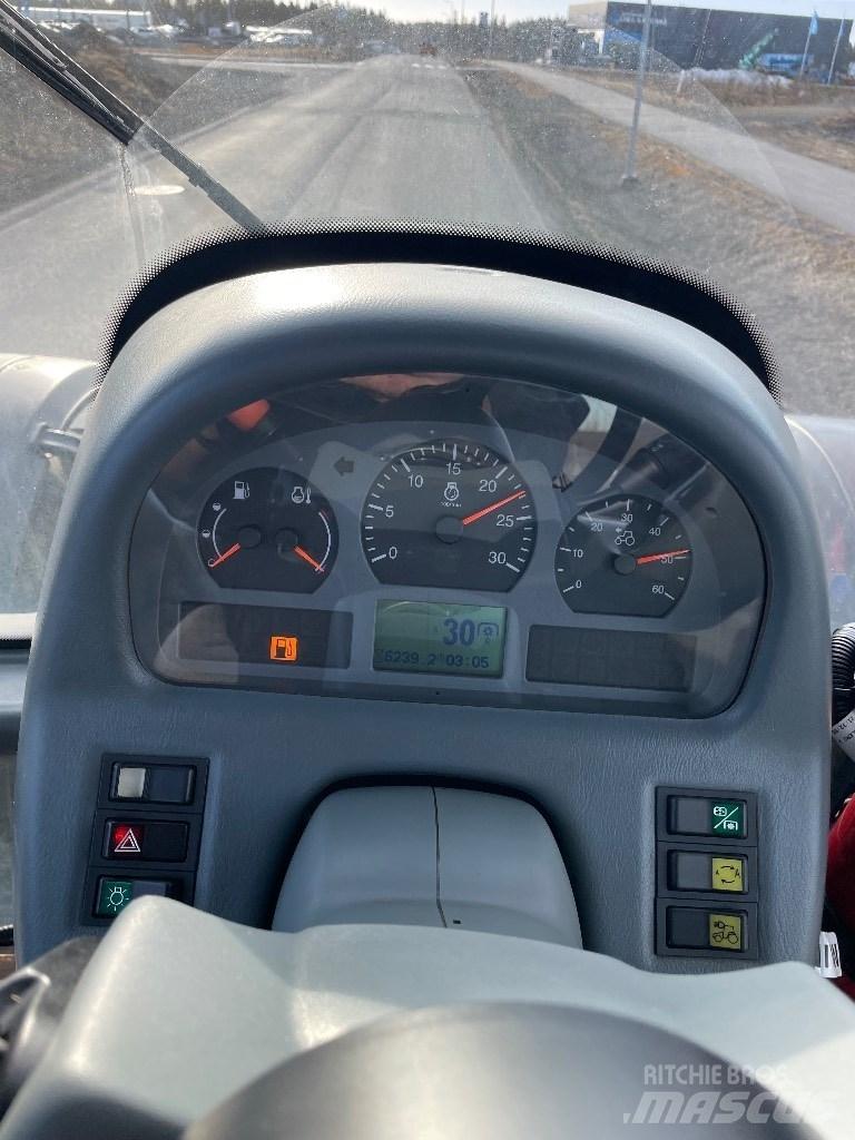 Valtra T 151 الجرارات