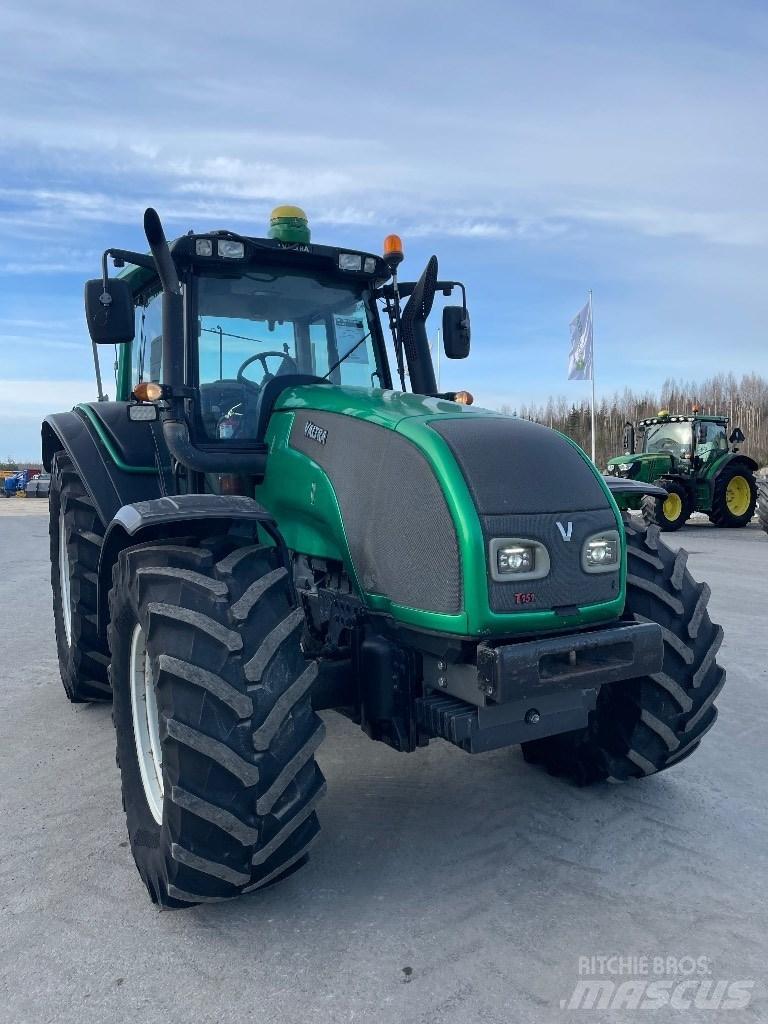 Valtra T151 الجرارات