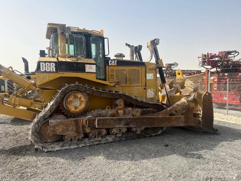 CAT D 8 R بلدوزرات مجنزرة