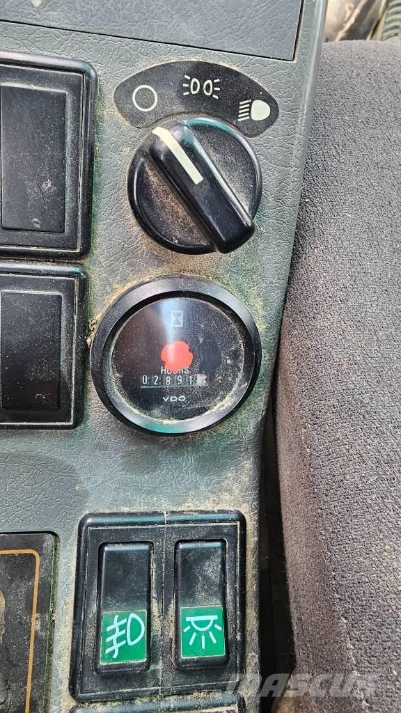 Volvo EW 140 B حفارات بعجل