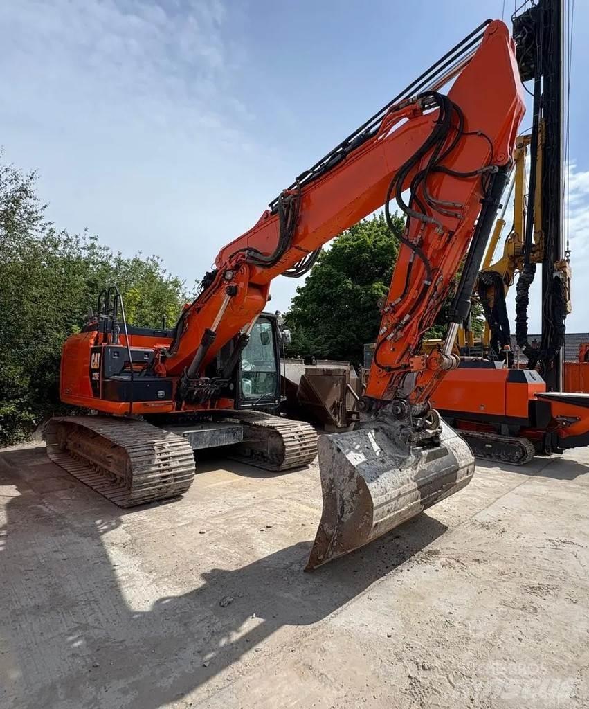 CAT 323E حفارات زحافة