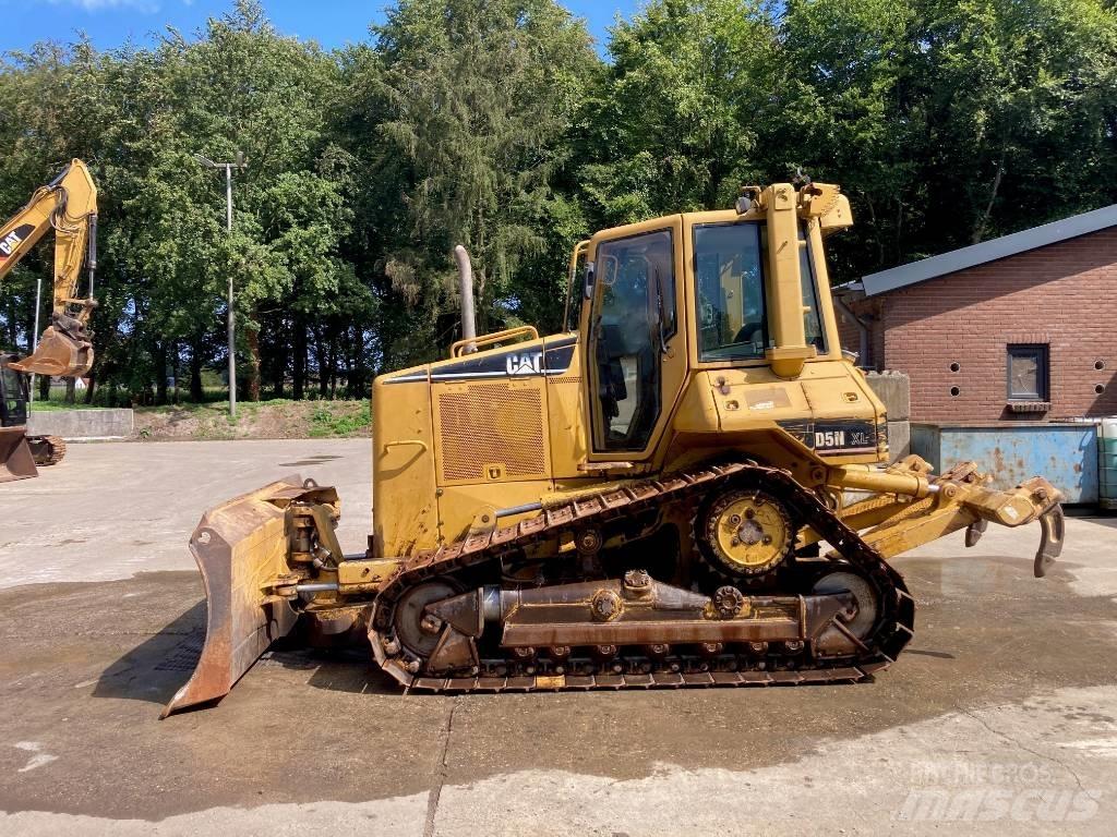 CAT D 5 N XL بلدوزرات مجنزرة