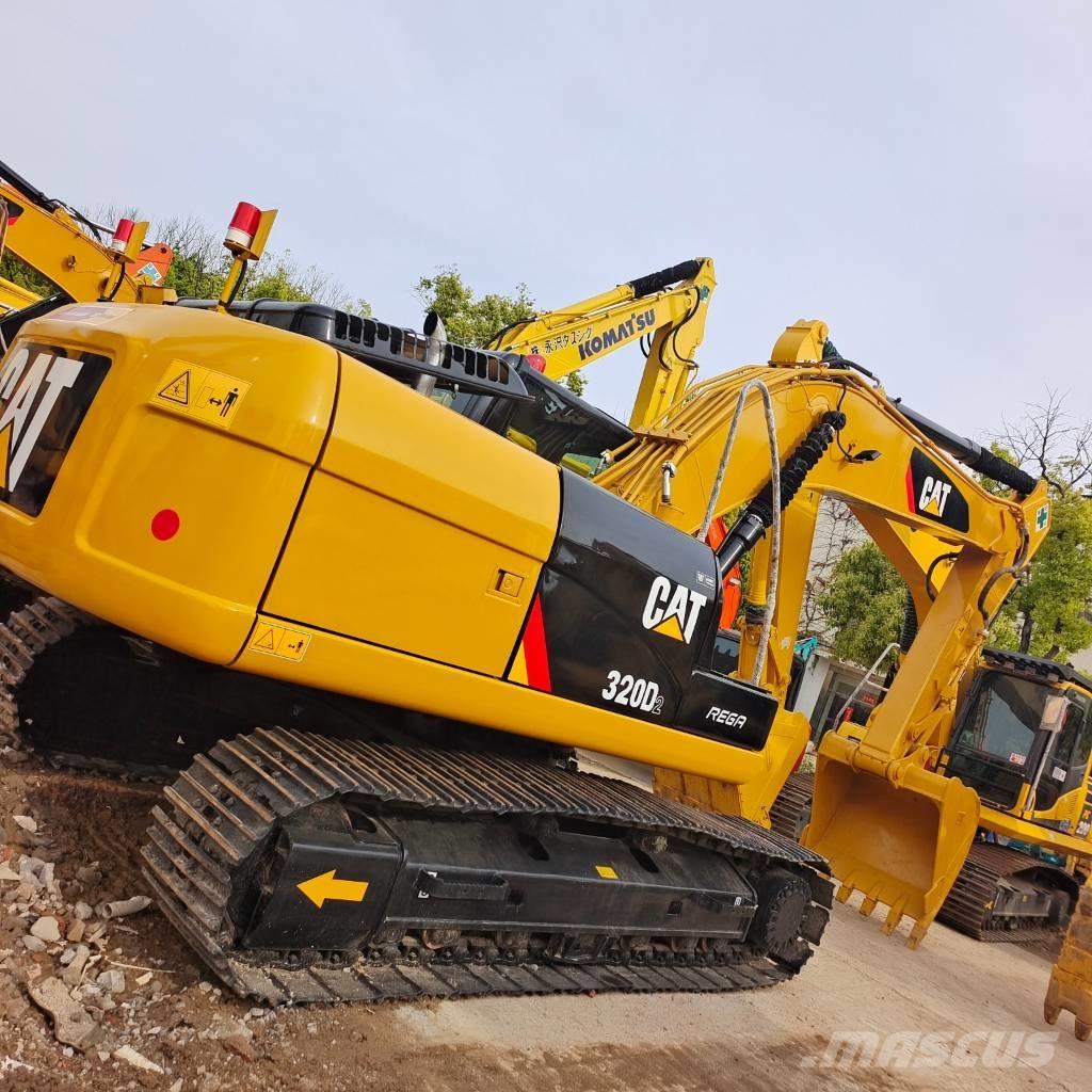 CAT 320 D2 حفارات زحافة