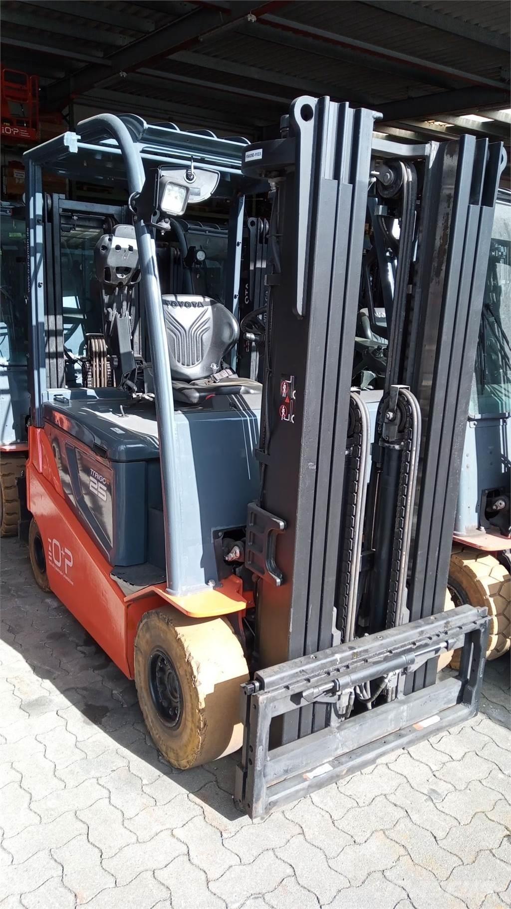 Toyota 8FBMKT25 شاحنات ذات رافعات شوكية تعمل بالكهرباء