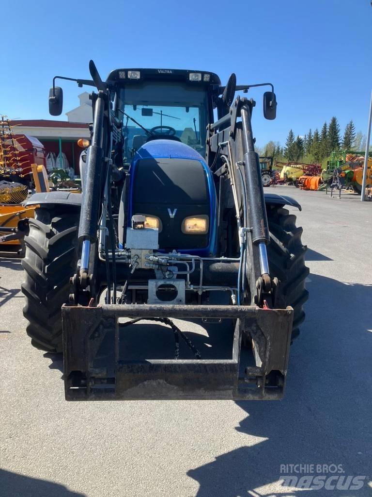 Valtra T 151 الجرارات