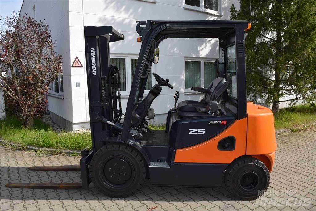 Doosan D 25 S-5 شاحنات الديزل