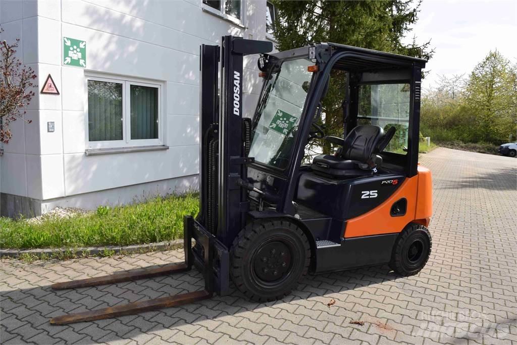 Doosan D 25 S-5 شاحنات الديزل