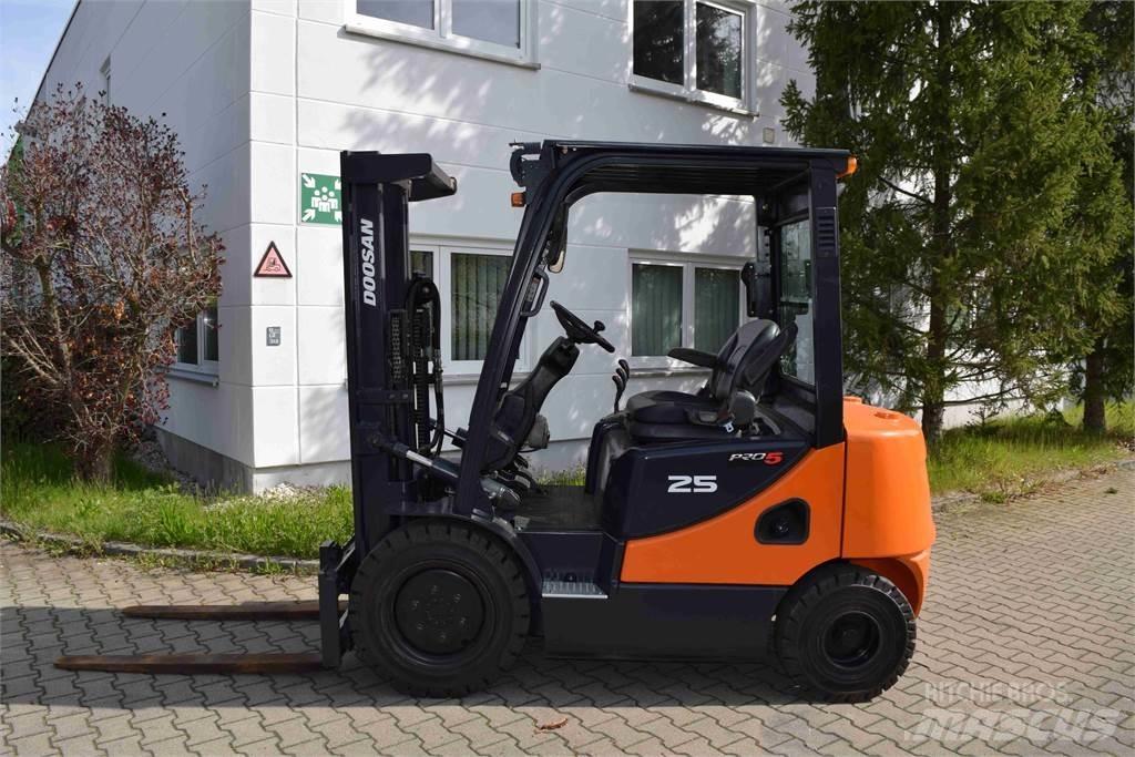Doosan D 25 S-5 شاحنات الديزل