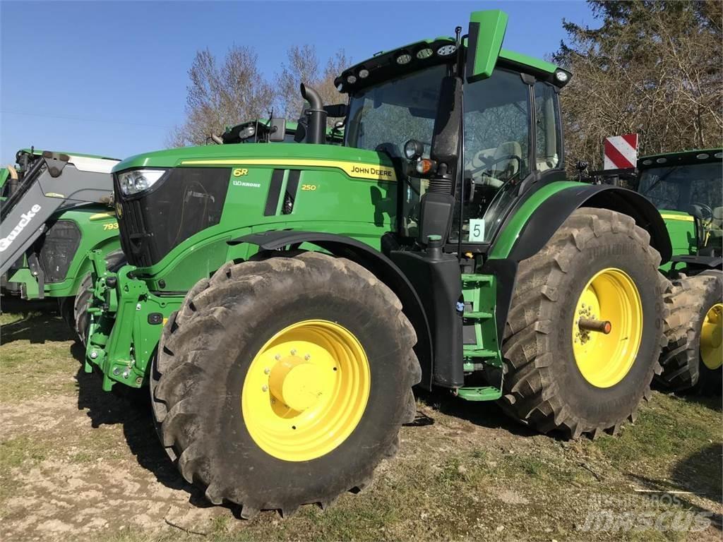 John Deere 6R 250 الجرارات