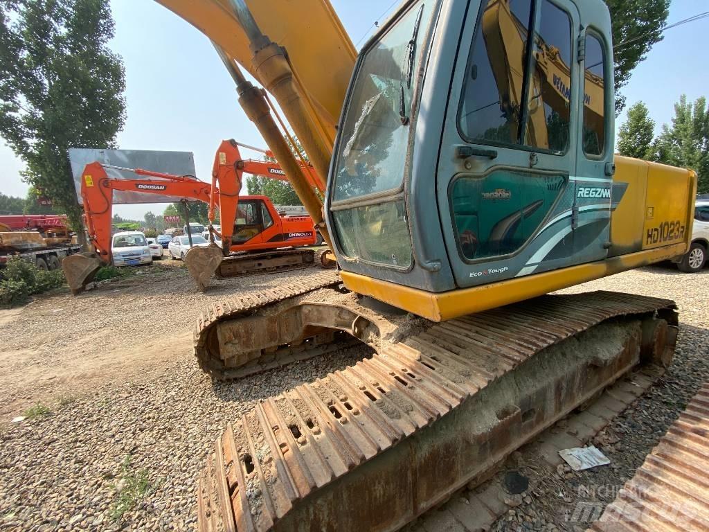Kato HD 1023 R حفارات زحافة