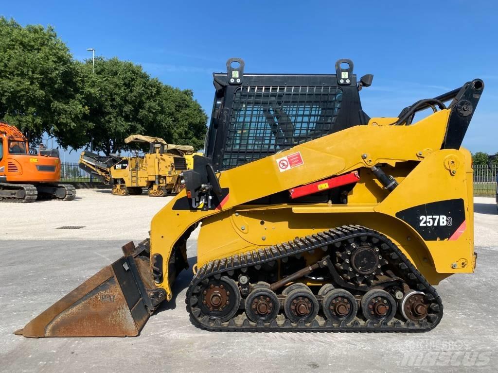 CAT 257 B 3 لوادر صغيرة