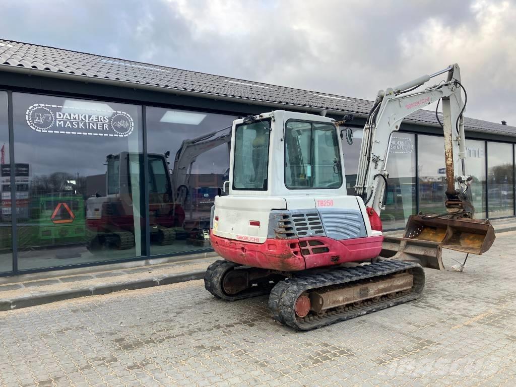 Takeuchi TB 250 حفارات زحافة