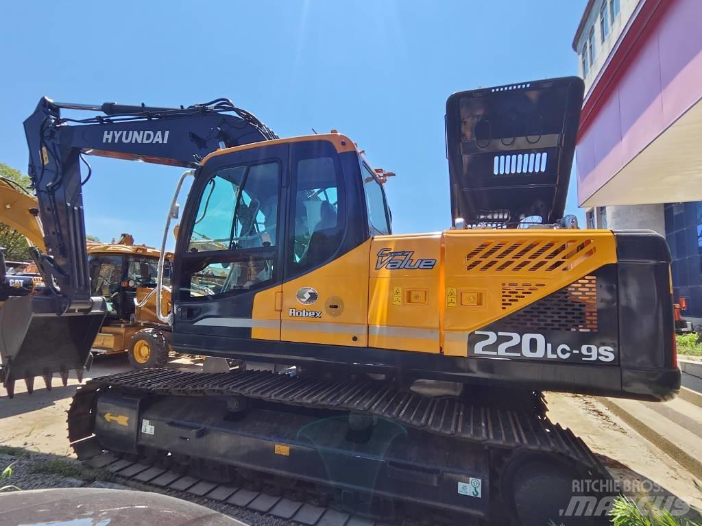 Hyundai Robex 220 LC حفارات زحافة