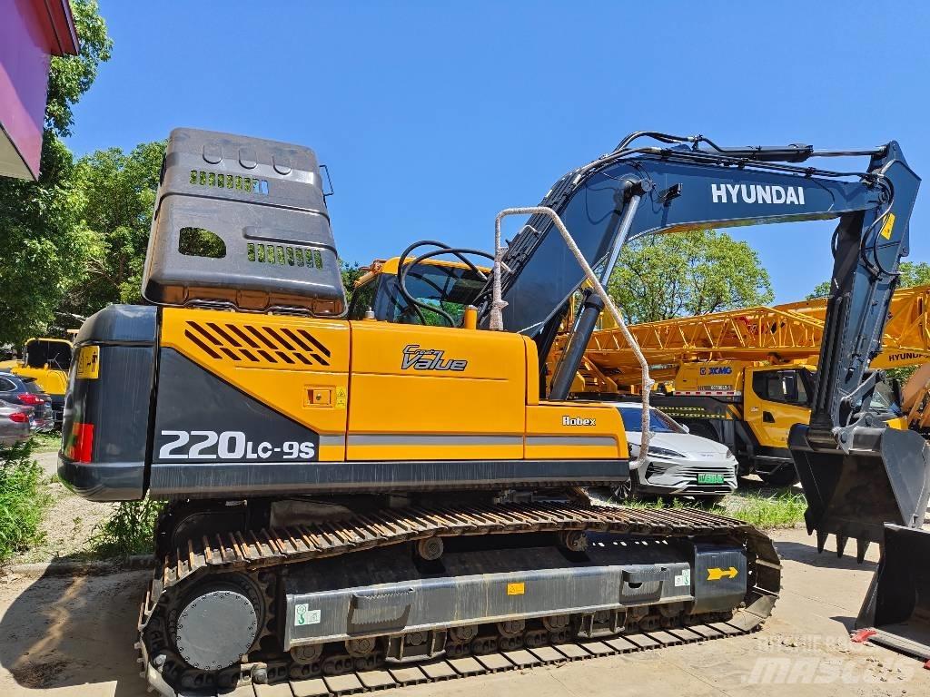 Hyundai Robex 220 LC حفارات زحافة