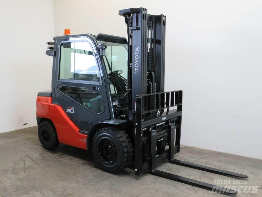 Toyota 52-8 FDF 30 شاحنات الديزل
