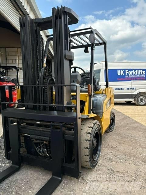 CAT DP 35 N شاحنات الديزل