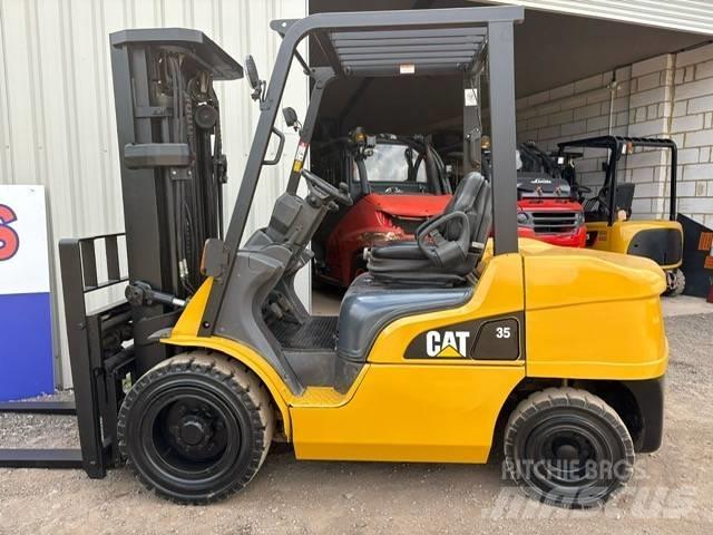 CAT DP 35 N شاحنات الديزل