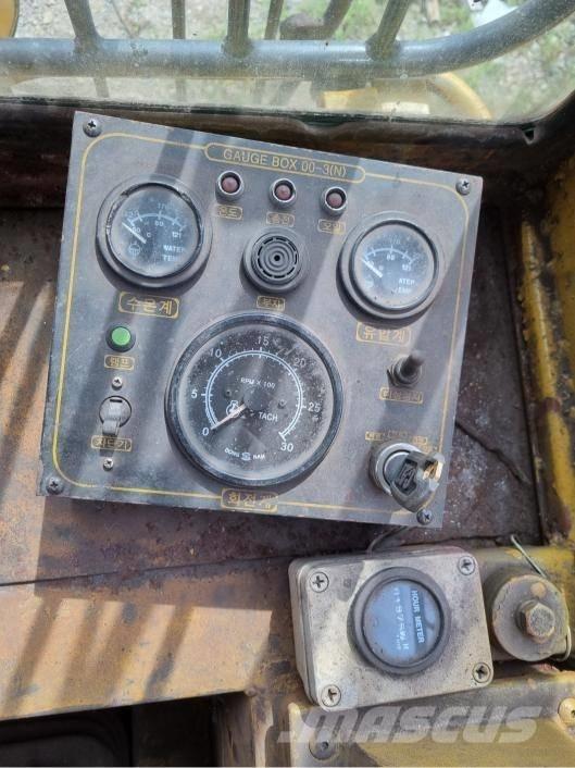 CAT 973 لوادر بعجل