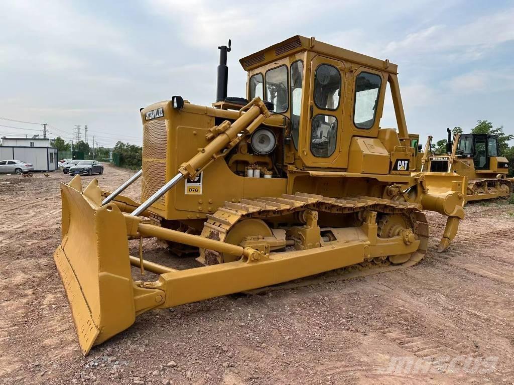CAT D 7 G بلدوزرات مجنزرة