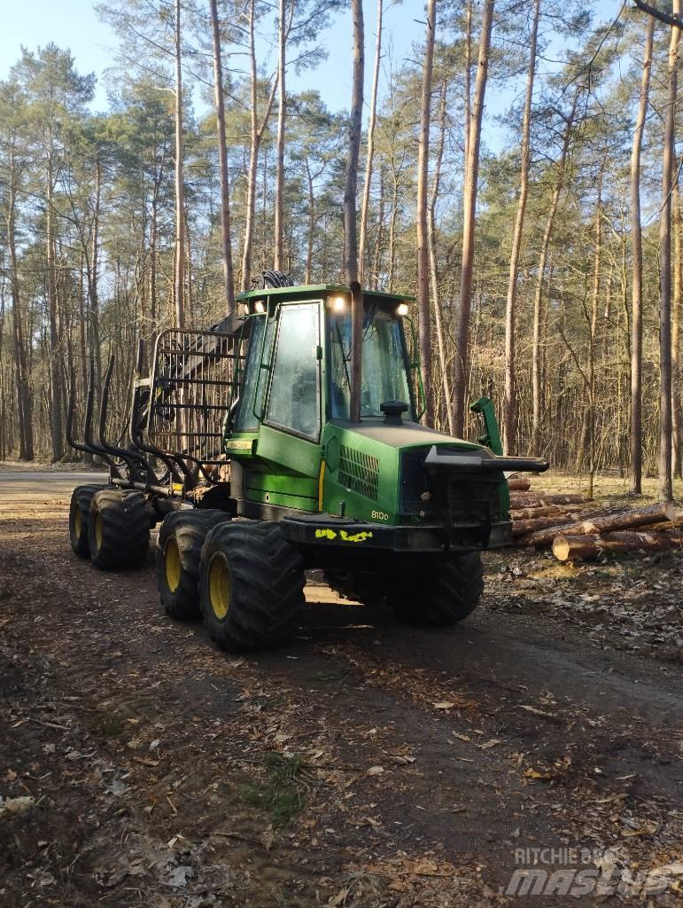 John Deere 810D شاحنات