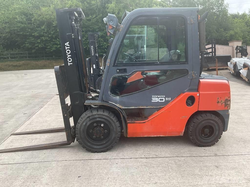 Toyota 02-8 FDF 30 شاحنات الديزل
