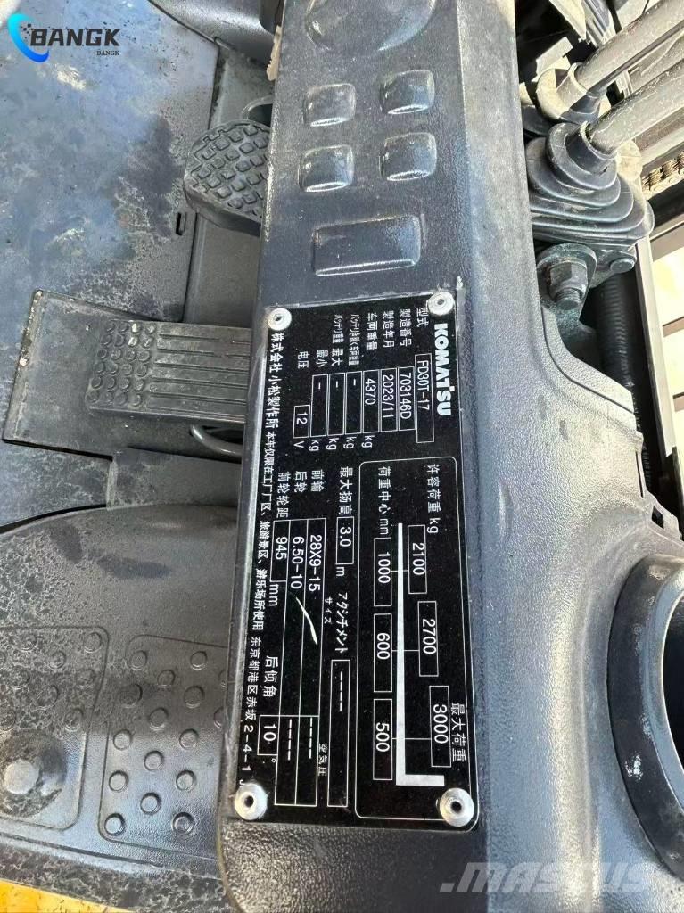 Komatsu FD 30 T-17 شاحنات الديزل