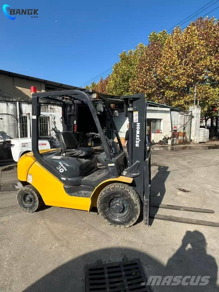 Komatsu FD 30 T-17 شاحنات الديزل