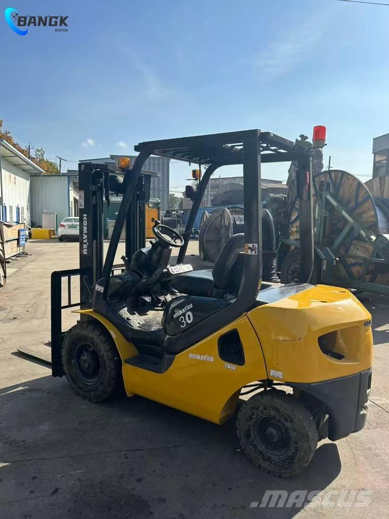 Komatsu FD 30 T-17 شاحنات الديزل