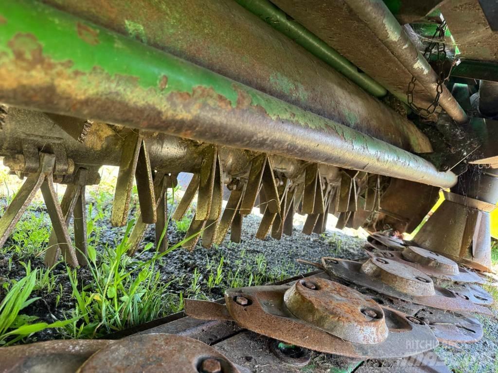 John Deere 131 ماكينات جز العشب