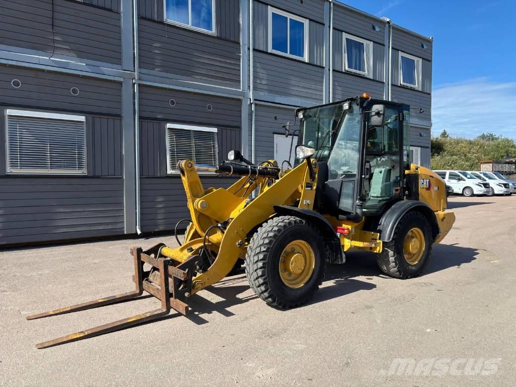 CAT 906 M لوادر بعجل