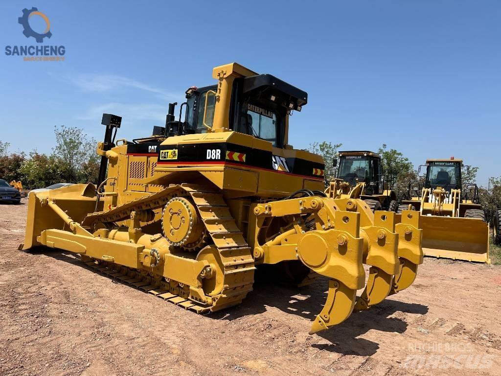 CAT D 8 R بلدوزرات مجنزرة