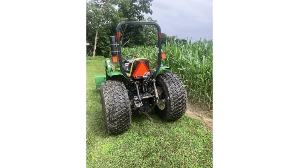 John Deere 4105 الجرارات