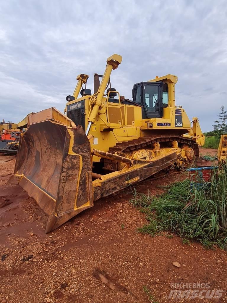 Komatsu D 375 A بلدوزرات مجنزرة