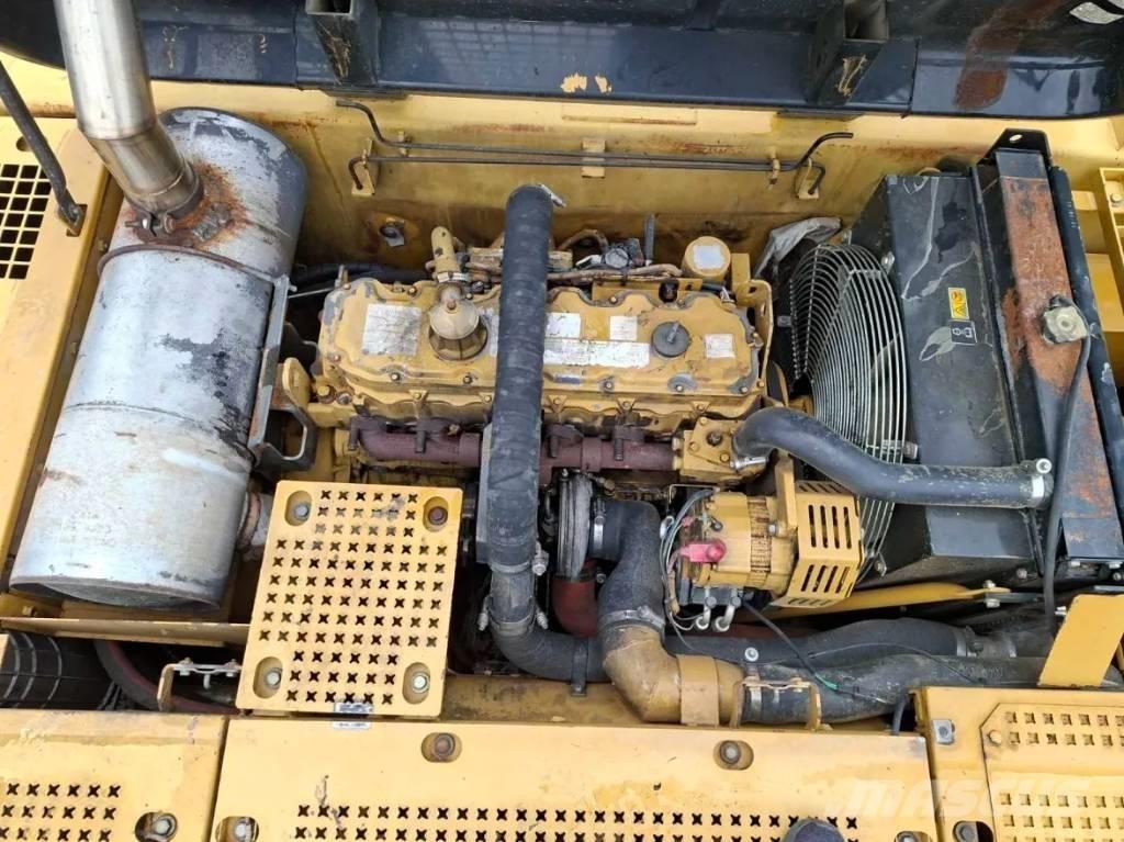 CAT 322 C حفارات زحافة
