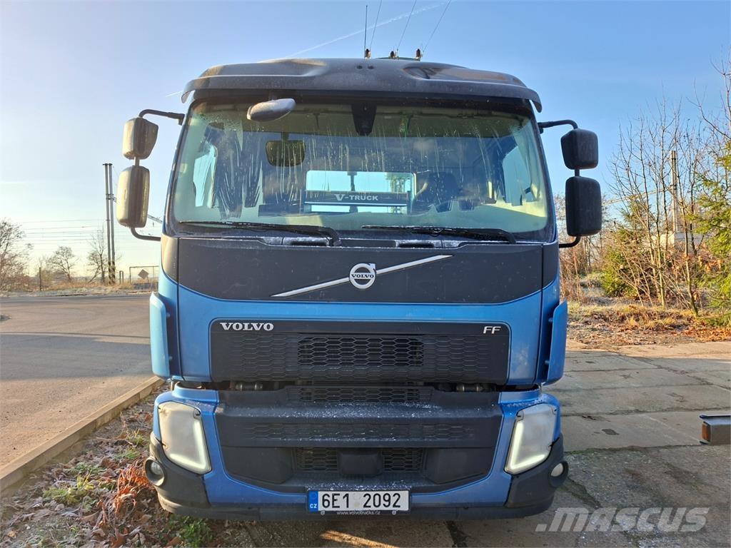 Volvo FE 320 شاحنات بمقصورة وهيكل