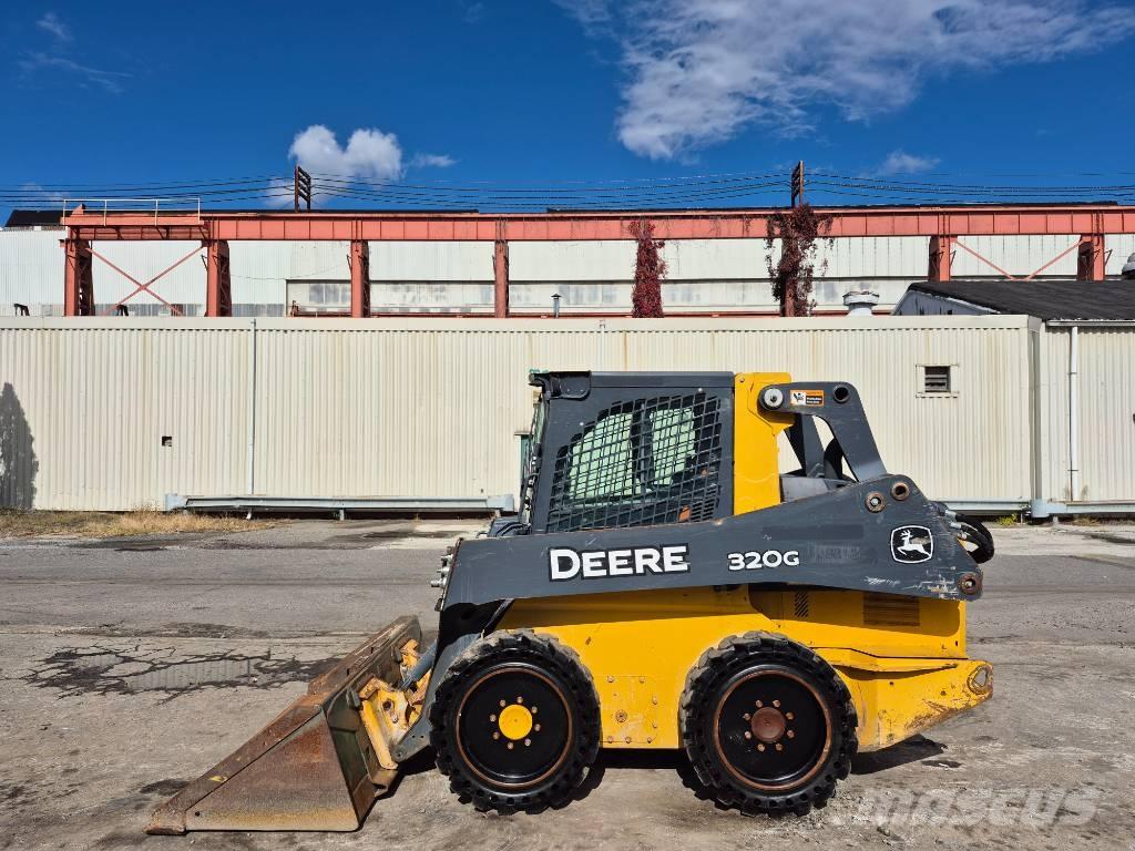 John Deere 320 لوادر انزلاقية التوجيه