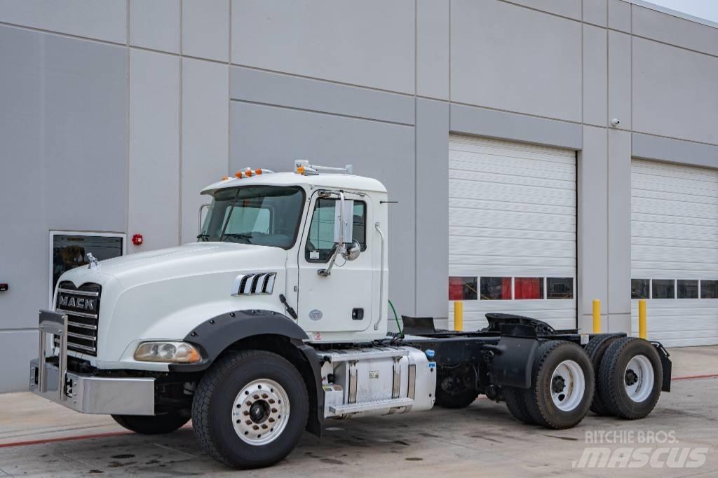 Mack Granite GU 813 شاحنات قلابة