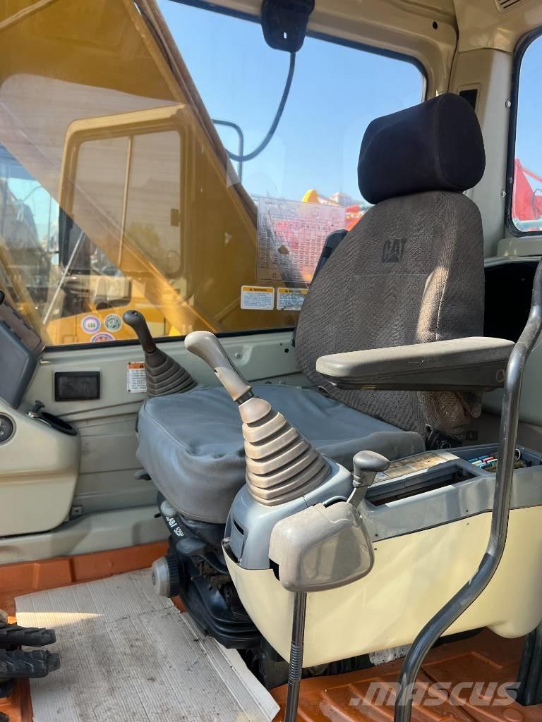 CAT 320 B حفارات زحافة