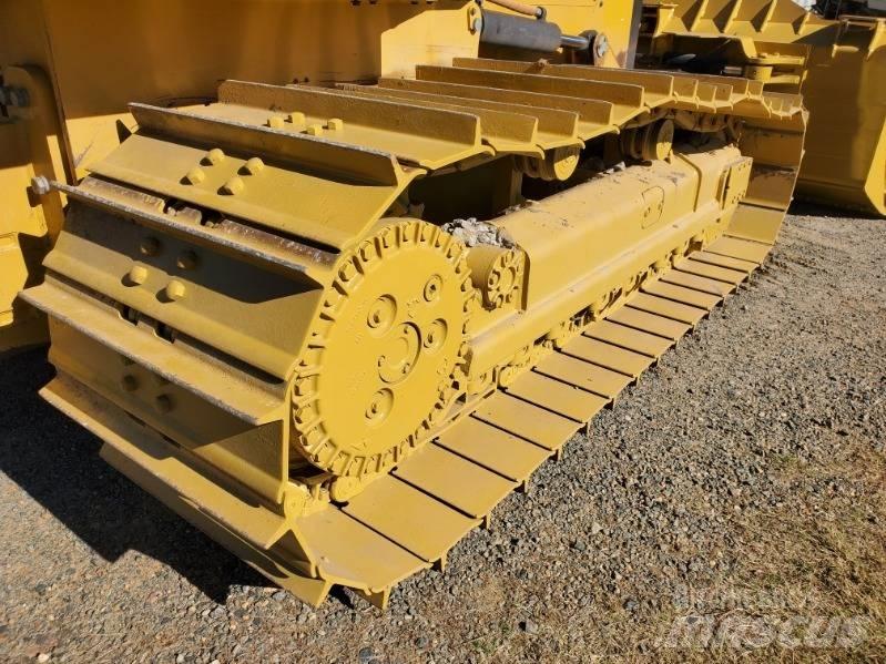CAT D 6 K 2 LGP بلدوزرات مجنزرة