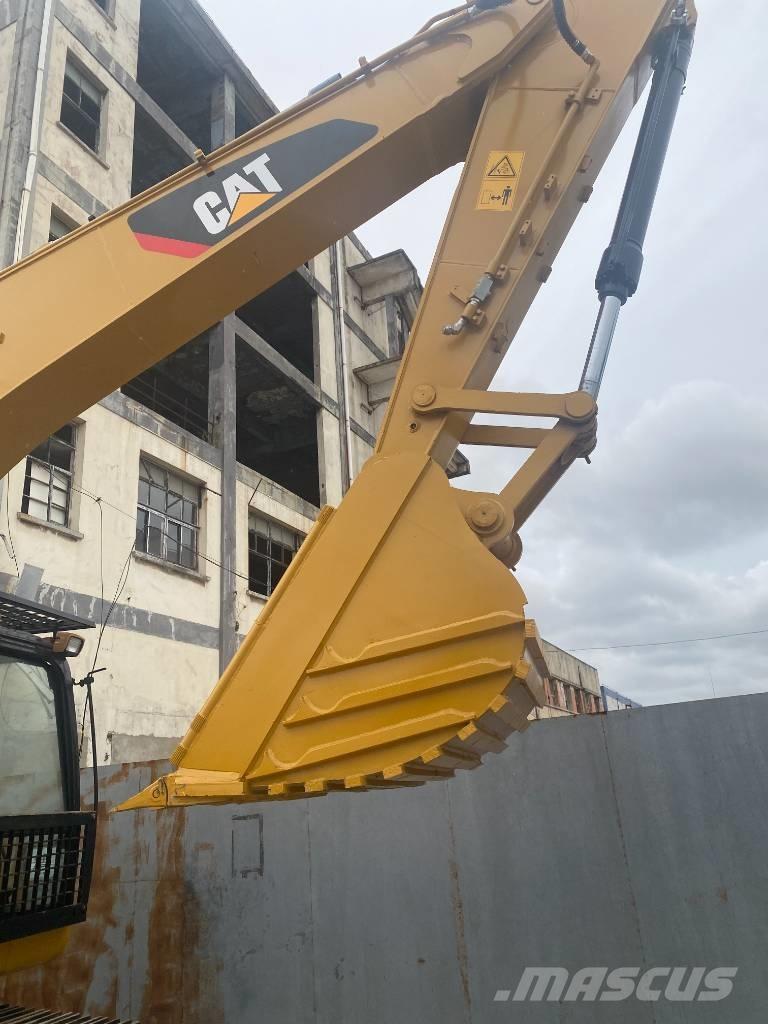 CAT 320 D حفارات زحافة