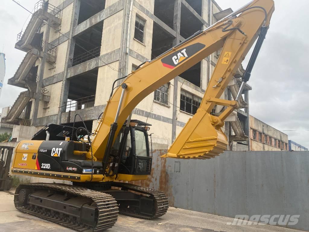 CAT 320 D حفارات زحافة