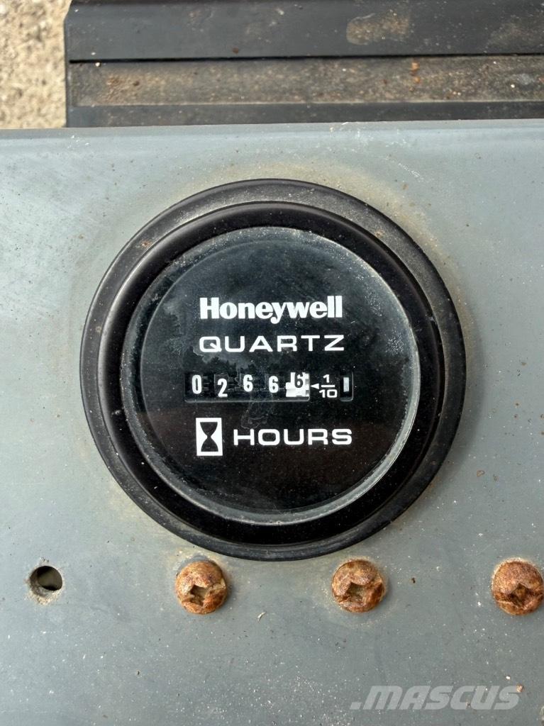 SkyJack SJ 4632 رافعات مقصية الشكل