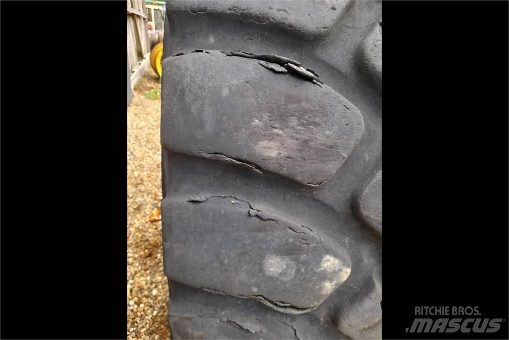 Volvo L180 F Tire الإطارات والعجلات والحافات